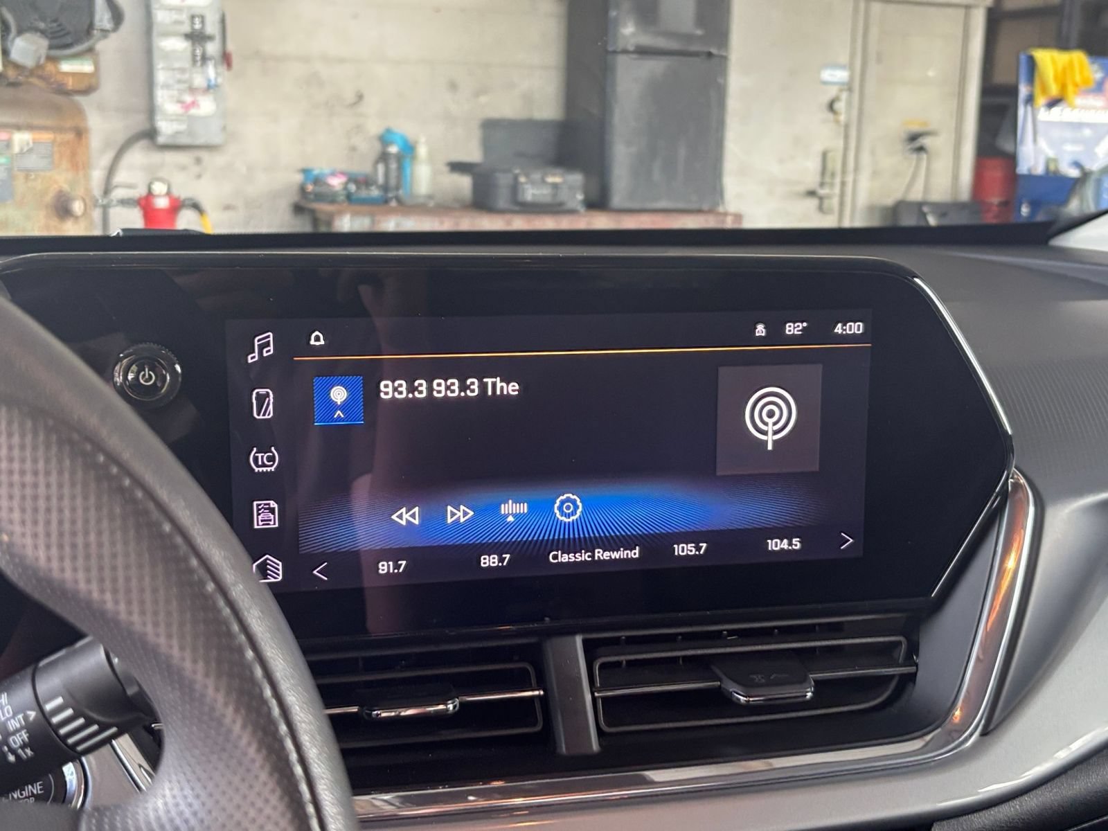 Used 2025 Chevrolet Trax LT FWD image 19