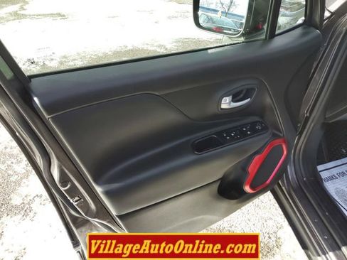 Used 2018 Jeep Renegade Trailhawk w/ Cold Weather Group II image 10