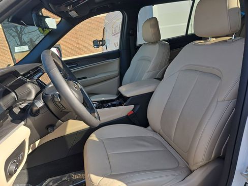 Used 2023 Jeep Grand Cherokee L Limited w/ Luxury Tech Group II image 17