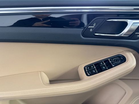 Certified 2025 Porsche Macan image 12