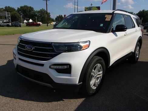 Used 2023 Ford Explorer XLT w/ Equipment Group 202A AWD/4WD image 4