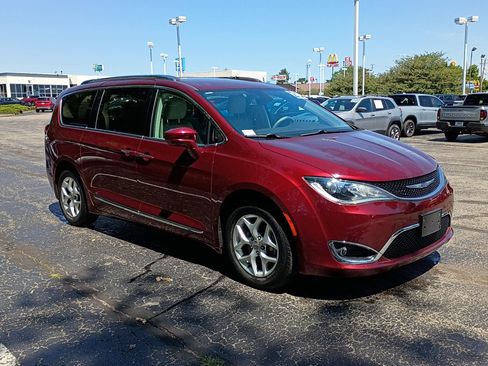 Used 2020 Chrysler Pacifica Touring-L w/ Tire & Wheel Group FWD image 1