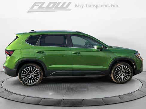 New 2026 Volkswagen Taos SE image 8
