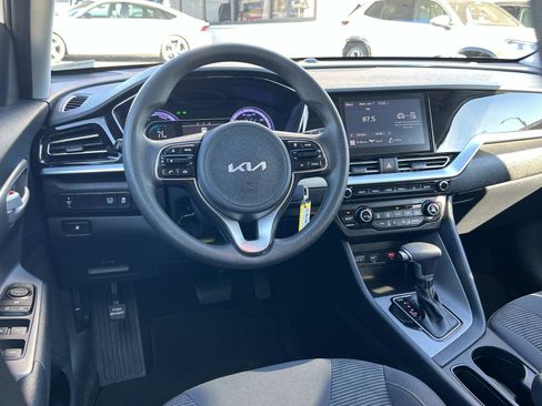 Used 2022 Kia Niro LX image 8