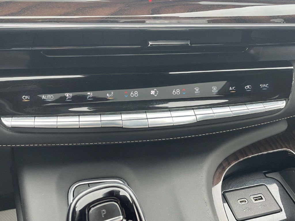 Used 2022 Cadillac Escalade Sport Platinum w/ LPO, ONYX Package AWD/4WD image 22