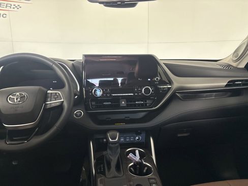 Used 2025 Toyota Highlander XLE image 25