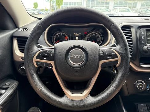 Used 2017 Jeep Cherokee Sport FWD image 12