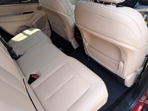 Used 2025 Jeep Grand Cherokee Limited RWD image 12
