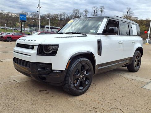 Used 2025 Land Rover Defender 110 X-Dynamic SE image 4