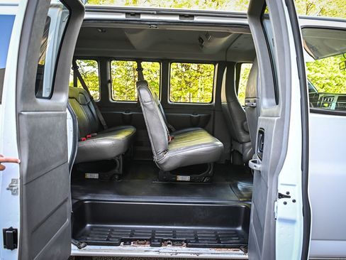 Used 2017 Chevrolet Express 2500 LS RWD image 10