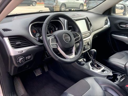 Used 2017 Jeep Cherokee Trailhawk image 16