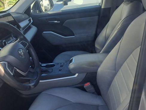 Used 2025 Toyota Highlander XLE AWD/4WD image 11