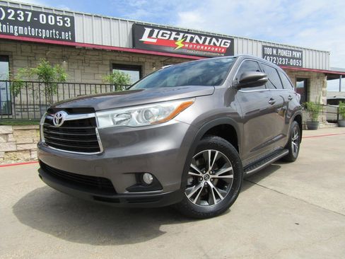 Used 2016 Toyota Highlander XLE FWD image 1
