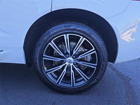 Used 2021 Volvo XC60 T6 Inscription w/ Climate Package image 11