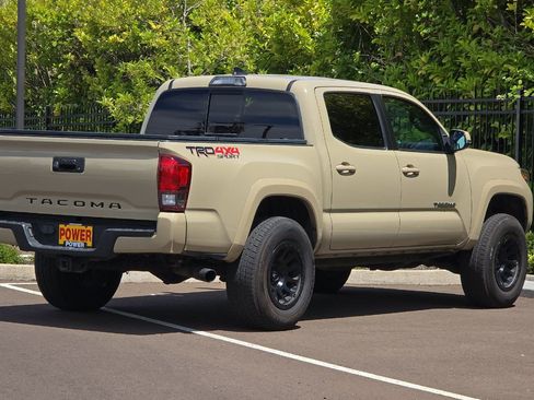 Used 2019 Toyota Tacoma TRD Sport AWD/4WD image 4