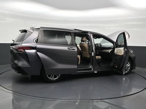 Used 2021 Toyota Sienna Limited FWD image 33