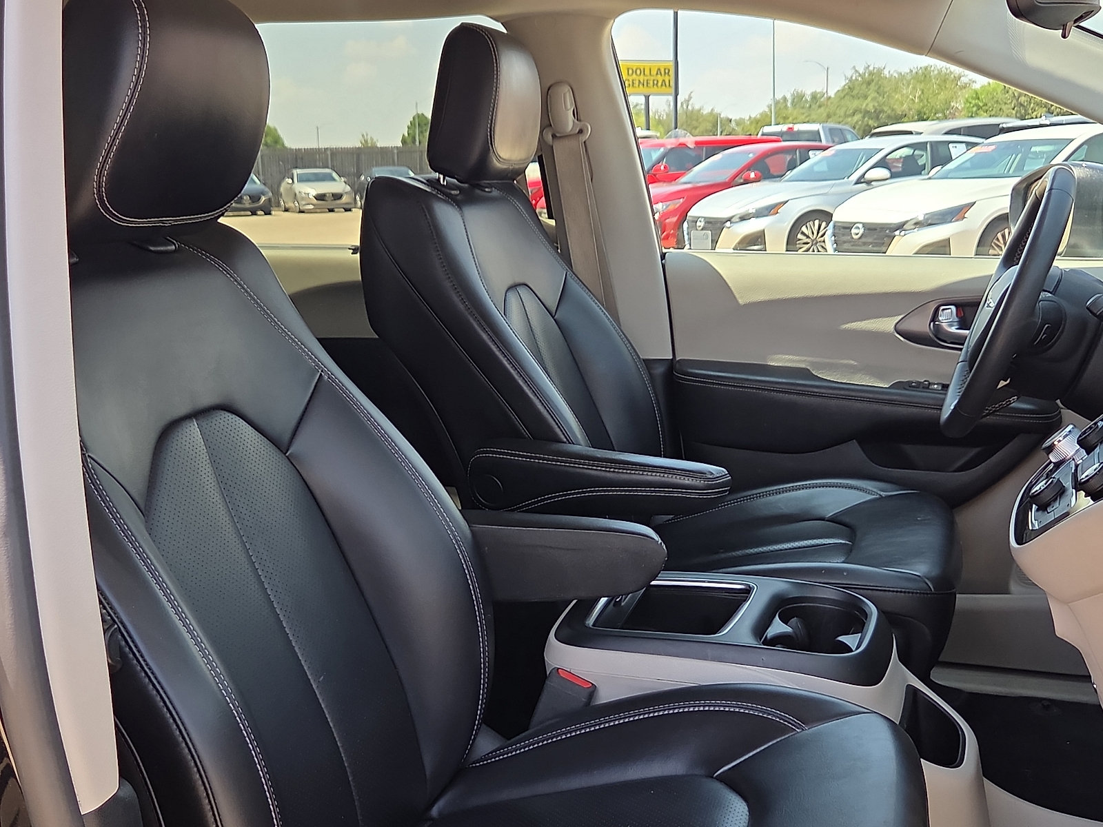 Used 2023 Chrysler Pacifica Touring-L FWD image 12