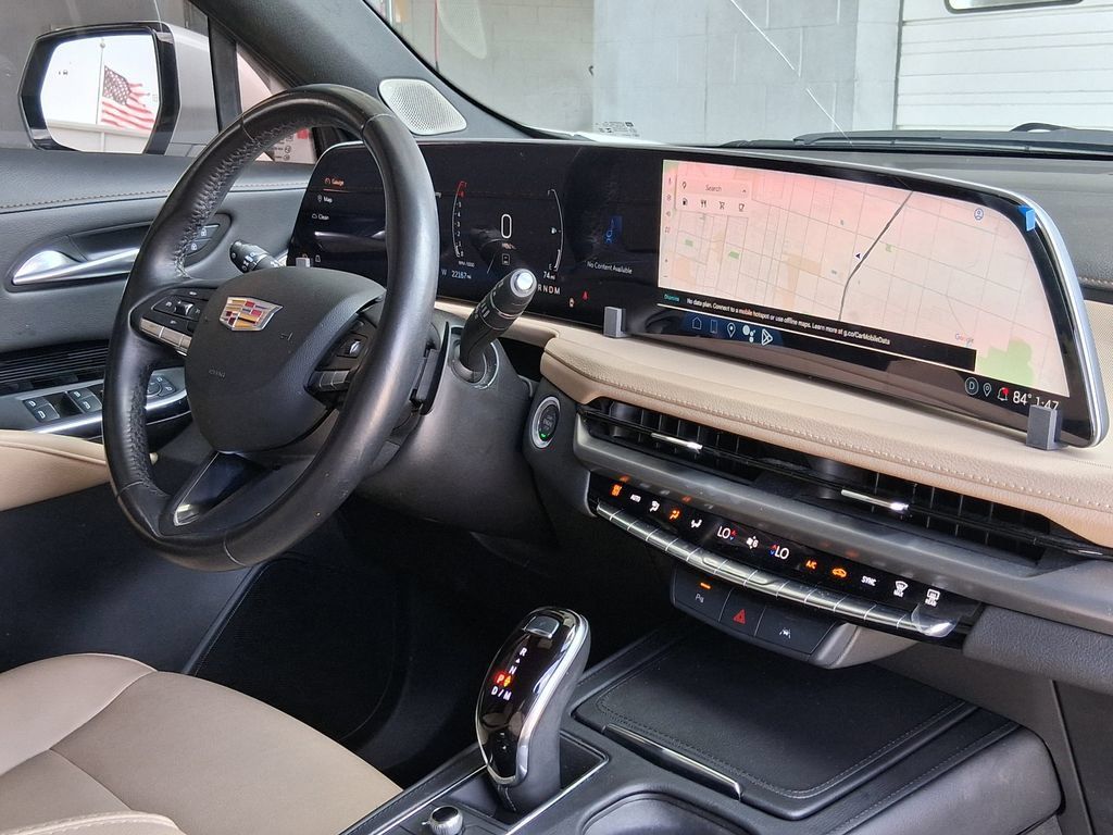 Used 2024 Cadillac XT4 Luxury w/ LPO, Floor Liner Package FWD image 16