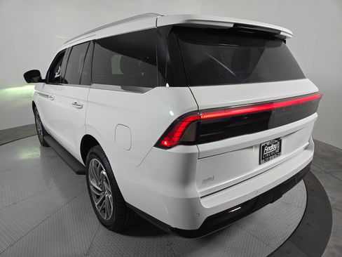 New 2026 Lincoln Navigator Premiere AWD/4WD image 7