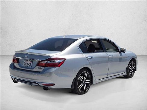 Used 2017 Honda Accord Touring image 5