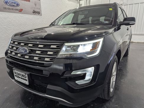 Used 2017 Ford Explorer XLT w/ Equipment Group 202A image 3