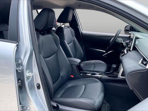 Used 2025 Toyota Corolla Cross XLE FWD image 9