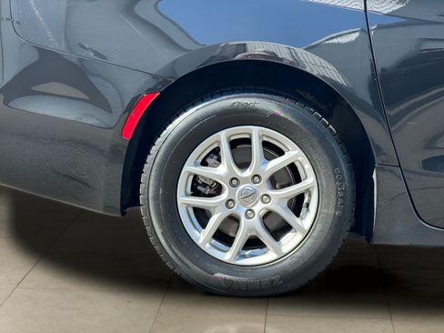 Used 2023 Chrysler Pacifica Touring-L FWD image 40