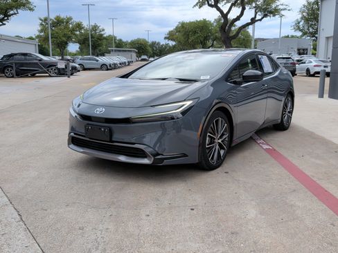 Used 2024 Toyota Prius XLE FWD image 5