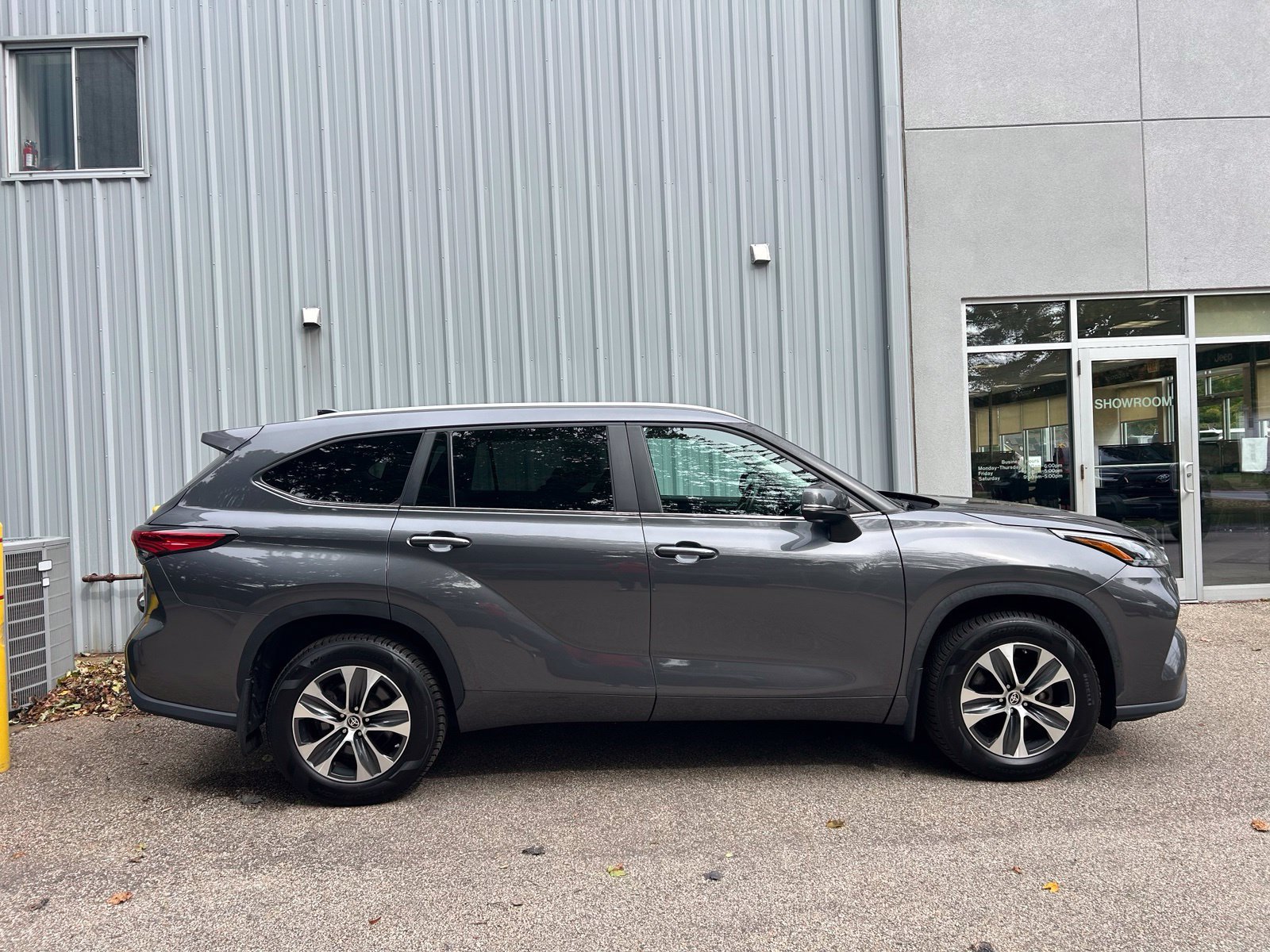Used 2023 Toyota Highlander XLE AWD/4WD image 4