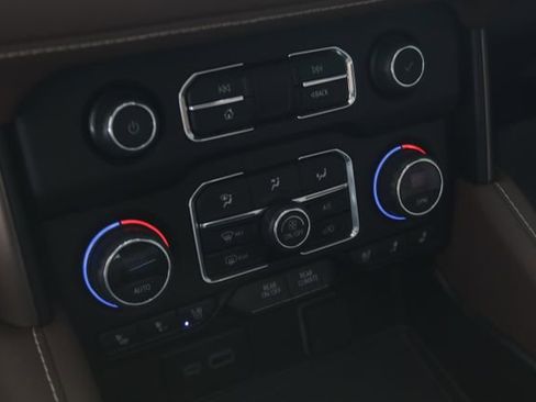 Used 2024 Chevrolet Suburban High Country image 19