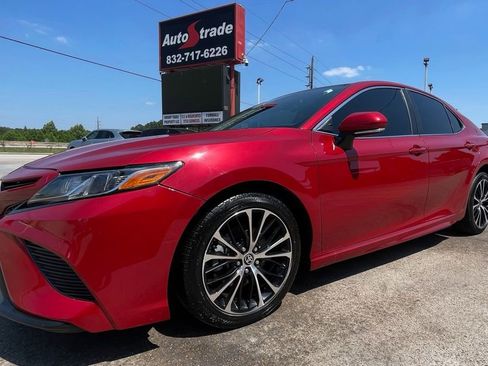 Used 2020 Toyota Camry SE w/ Convenience Package FWD image 4
