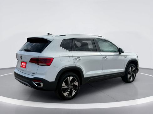 Used 2024 Volkswagen Taos SE AWD/4WD image 4