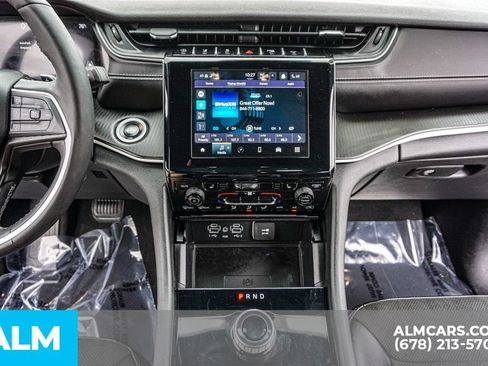 Used 2025 Jeep Grand Cherokee Altitude AWD/4WD image 39