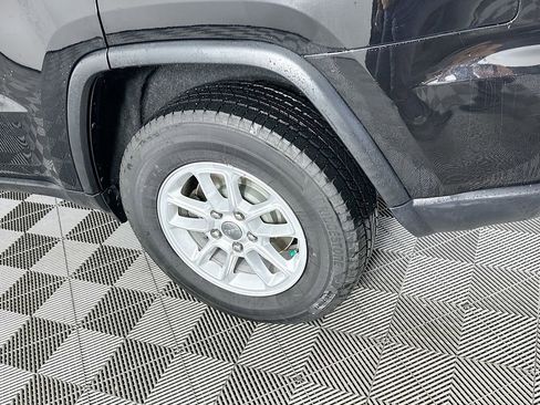 Used 2019 Jeep Grand Cherokee Laredo image 37