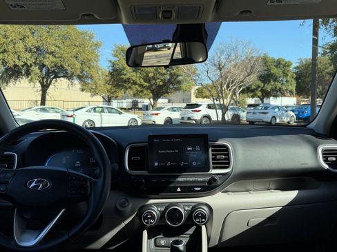 Used 2025 Hyundai Venue SEL image 34