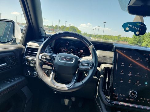 Certified 2025 GMC Yukon AT4 Ultimate AWD/4WD image 17
