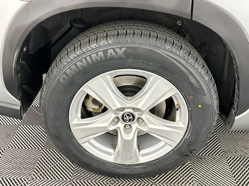 Used 2023 Toyota Highlander LE image 11