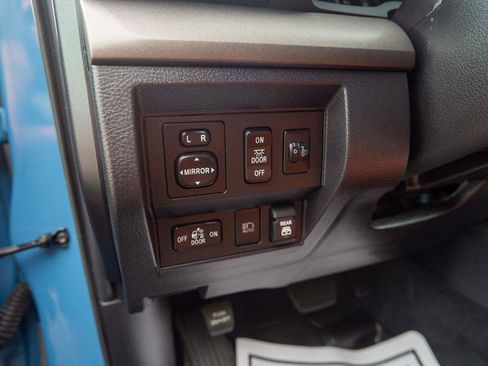 Used 2020 Toyota Tundra SR5 w/ SR5 Convenience Package AWD/4WD image 17