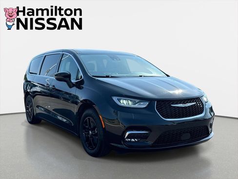 Used 2023 Chrysler Pacifica Touring-L FWD image 1