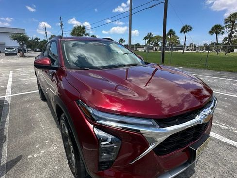 Used 2025 Chevrolet Trax LT w/ LT Convenience Package FWD image 6