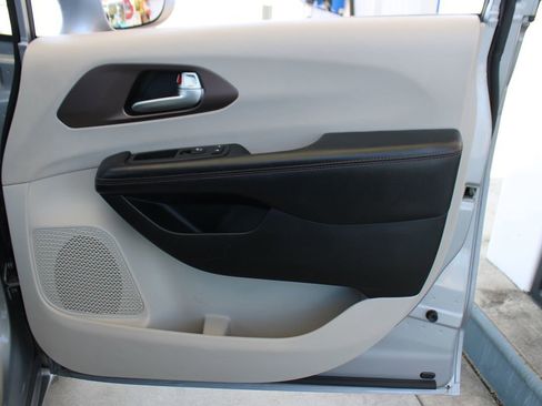 Used 2017 Chrysler Pacifica Premium image 51