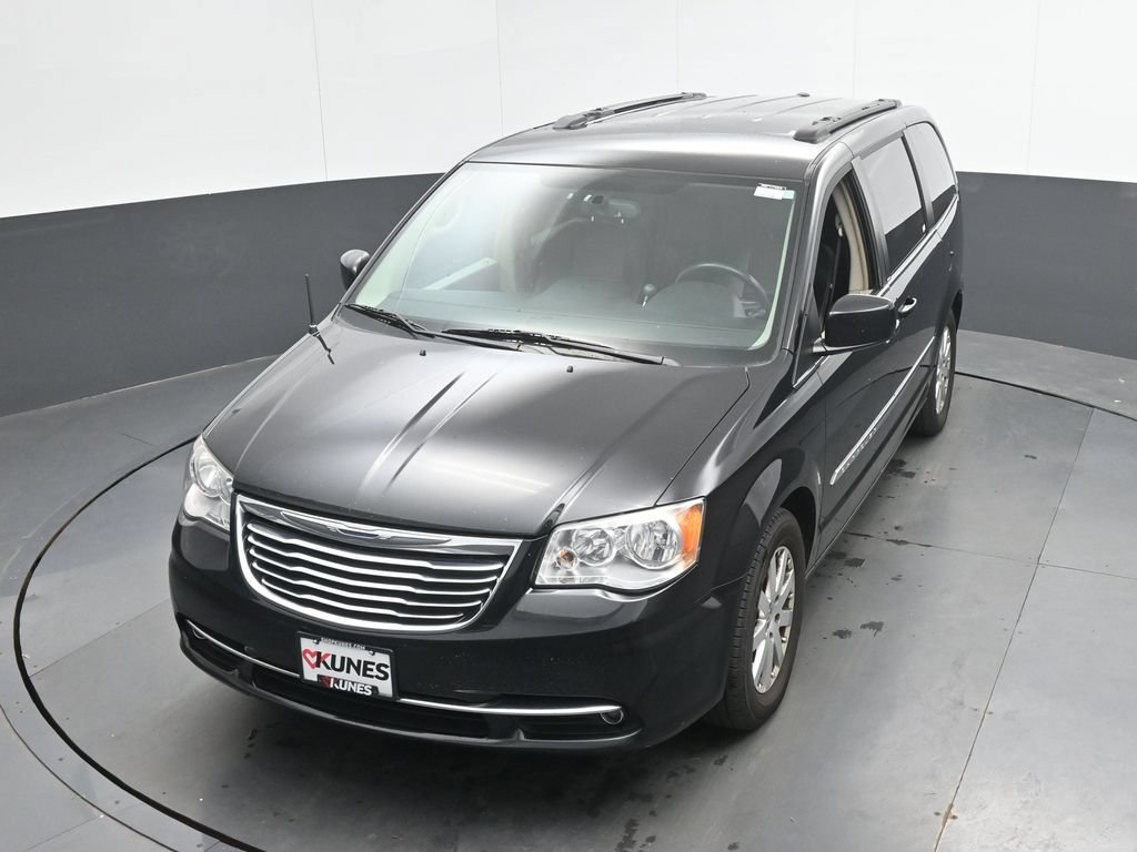 Used 2014 Chrysler Town & Country Touring FWD image 33