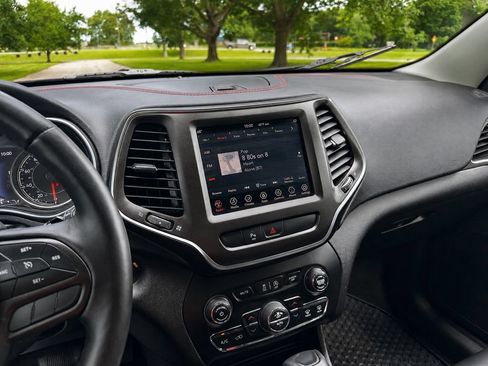 Used 2019 Jeep Cherokee Trailhawk w/ Cold Weather Group AWD/4WD image 25