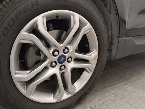 Used 2018 Ford Edge Titanium w/ Ford Safe & Smart Package FWD image 31