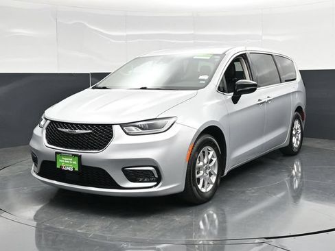 Certified 2024 Chrysler Pacifica Touring-L FWD image 8