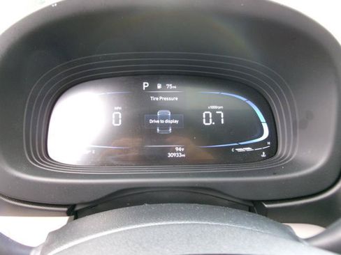 Used 2025 Hyundai Venue SEL FWD image 17