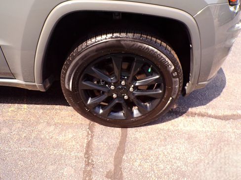Certified 2022 Jeep Grand Cherokee Laredo X AWD/4WD image 4