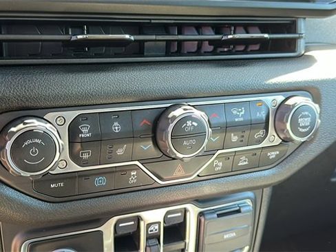 Used 2024 Jeep Wrangler Unlimited image 19