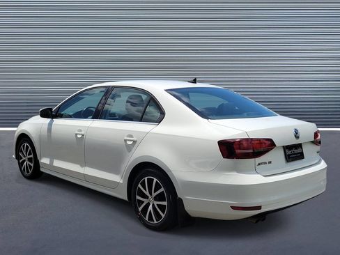 Used 2017 Volkswagen Jetta SE FWD image 4