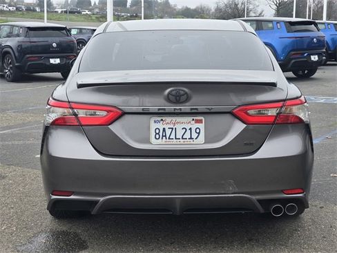 Used 2018 Toyota Camry LE image 5